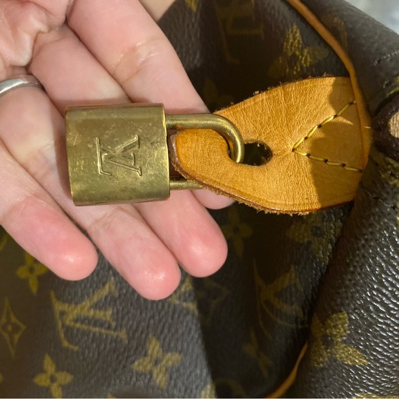 Speedy 30 authentic, comes w/ the dust bag and key 🔐, 💯 authentic ! - Picture 10 of 13